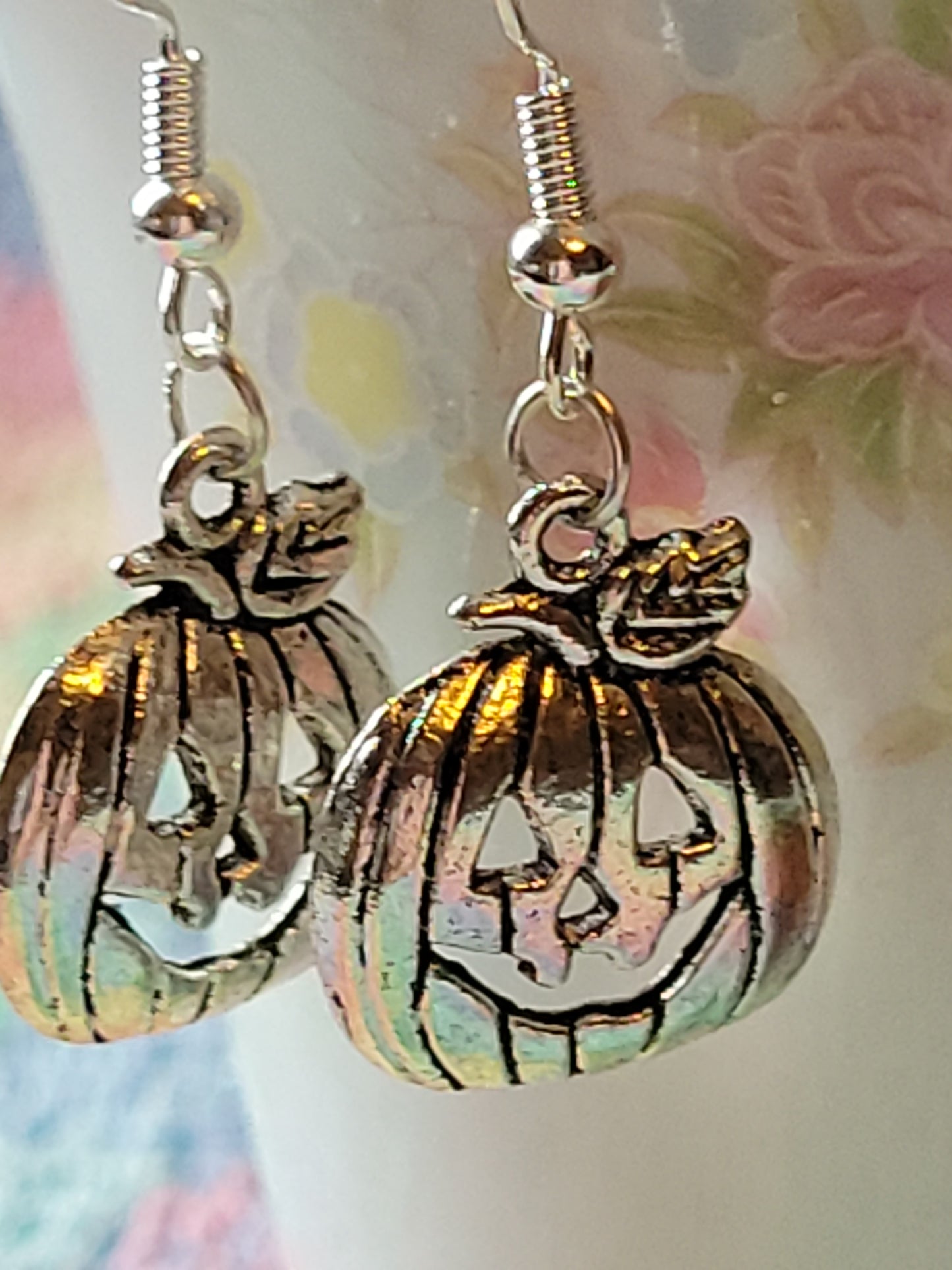 PRETTY PUMPKIN 🎃 HALLOWEEN Dangle Drop Earrings Silvertone Pierced French Wire