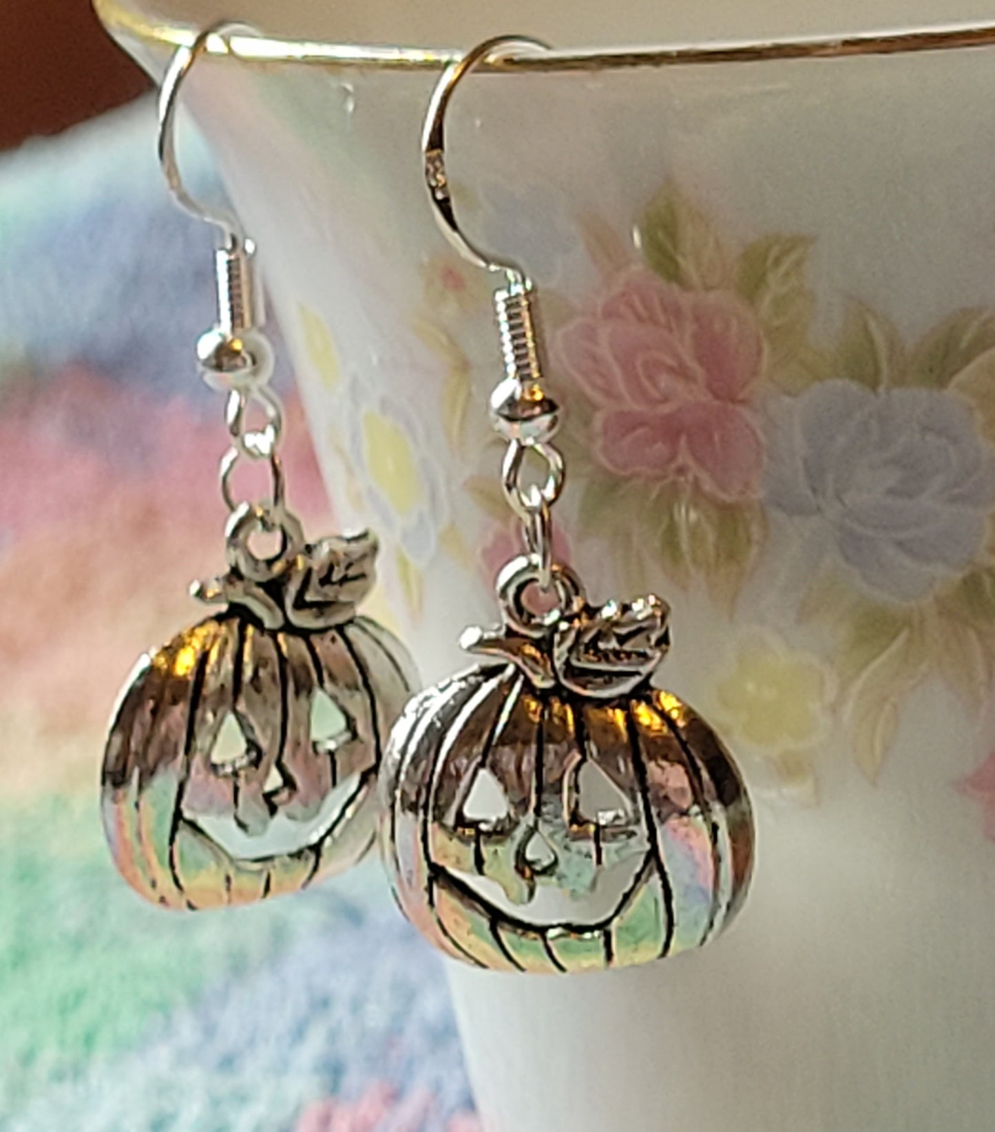 PRETTY PUMPKIN 🎃 HALLOWEEN Dangle Drop Earrings Silvertone Pierced French Wire