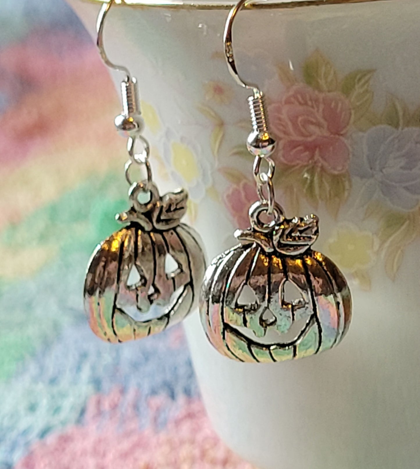 PRETTY PUMPKIN 🎃 HALLOWEEN Dangle Drop Earrings Silvertone Pierced French Wire