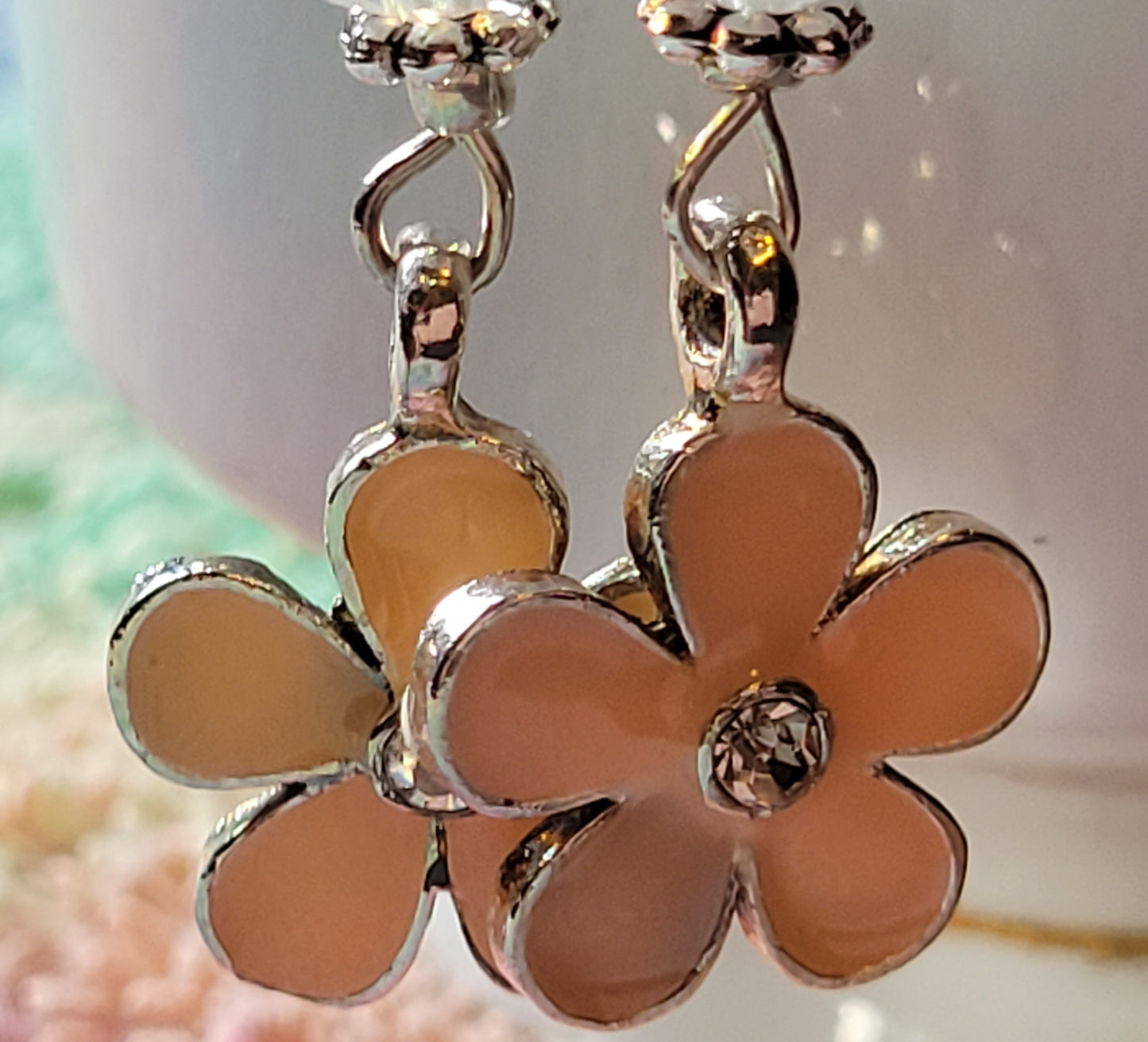 Pretty  Daisy Flower Crystal Long Dangle Pierced Earrings Silvertone Rhinestone