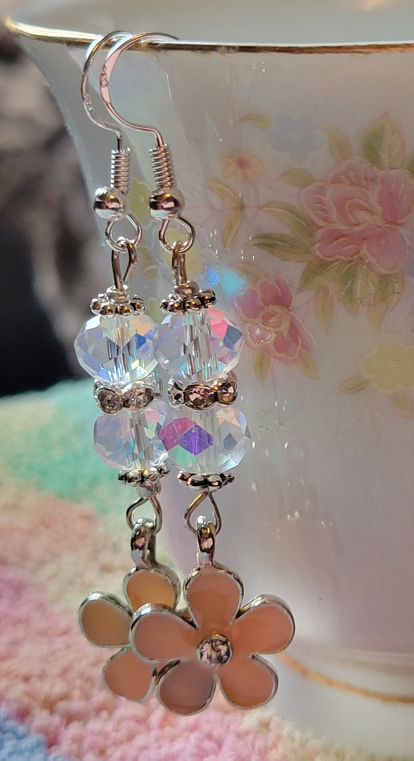 Pretty  Daisy Flower Crystal Long Dangle Pierced Earrings Silvertone Rhinestone
