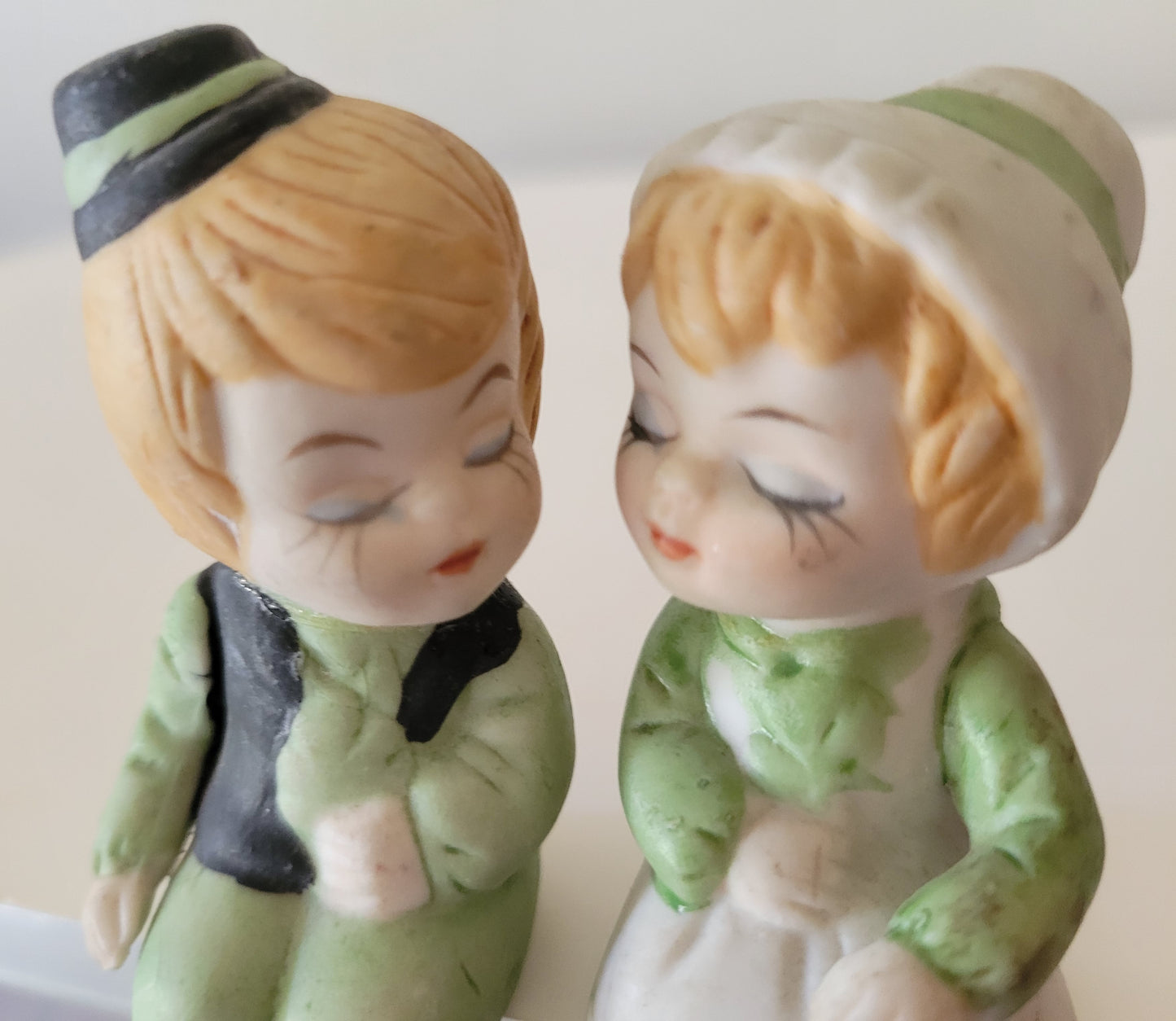 Dutch Boy & Girl Sitting Couple Holland Vintage Salt & Pepper Shakers Taiwan 1960s